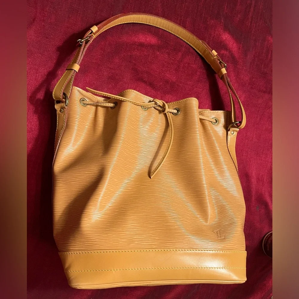 EUC LV Rare Beige EPI Noe, Large
